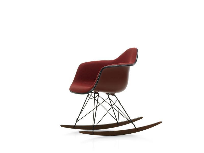 Vitra Eames RAR Schaukelstuhl, vollgepolstert in Rot, mit Kufen aus Holz und schwarzem Gestell.